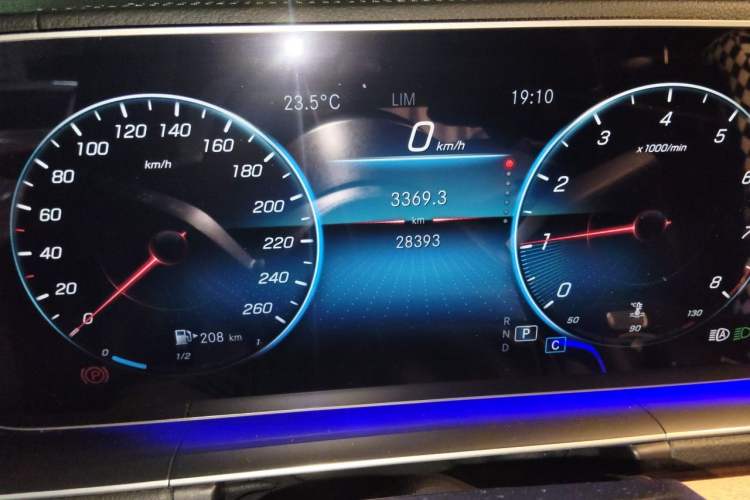 Used Mercedes-Benz GLE 2021 GLE 350 4MATIC Luxury Model Odometer Close Up