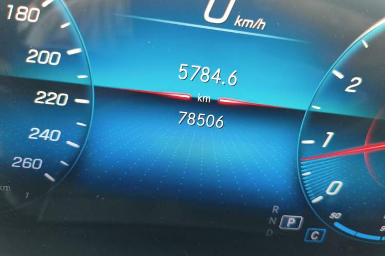 Used Mercedes-Benz GLE 2021 GLE 350 4MATIC Stylish Model Odometer Close Up