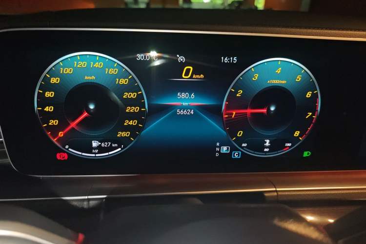 Used Mercedes-Benz GLE 2021 GLE 350 4MATIC Stylish Model Odometer Close Up