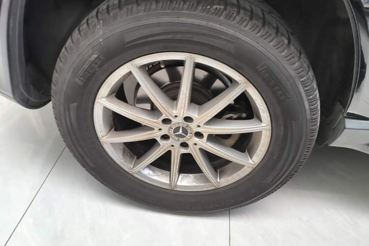 Used Mercedes-Benz GLE 2021 GLE 350 4MATIC Stylish Model Right Rear Wheel Hub