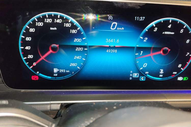 Used Mercedes-Benz GLE 2021 GLE 350 4MATIC Stylish Model Odometer Close Up