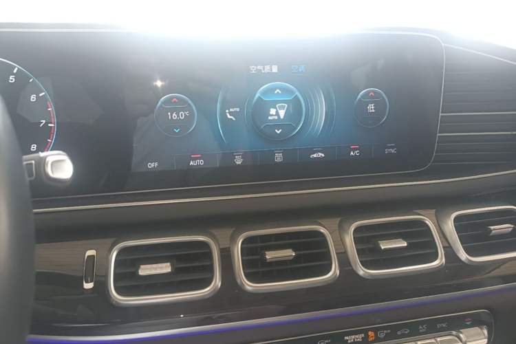 Used Mercedes-Benz GLE 2022 GLE 350 4MATIC Dynamic Edition Audio And AC Panel