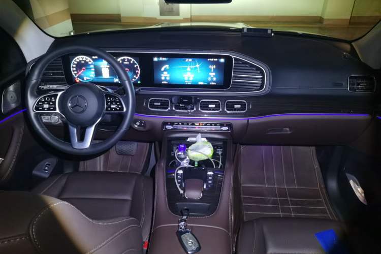 Used Mercedes-Benz GLE 2022 GLE 350 4MATIC Stylish Model Center Console