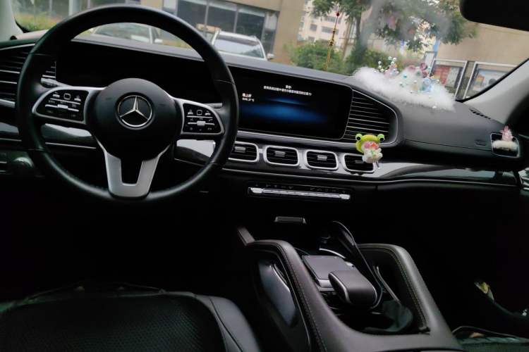Used Mercedes-Benz GLE 2022 Facelifted GLE 350 4MATIC Fashion Edition Center Console
