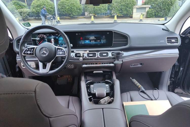 Used Mercedes-Benz GLE 2022 GLE 350 4MATIC Stylish Model Center Console