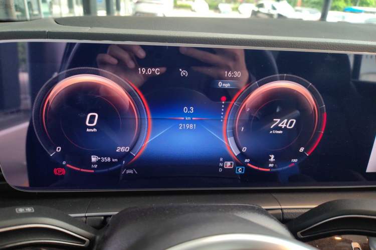 Used Mercedes-Benz GLE 2022 GLE 350 4MATIC Stylish Model Instrument Cluster