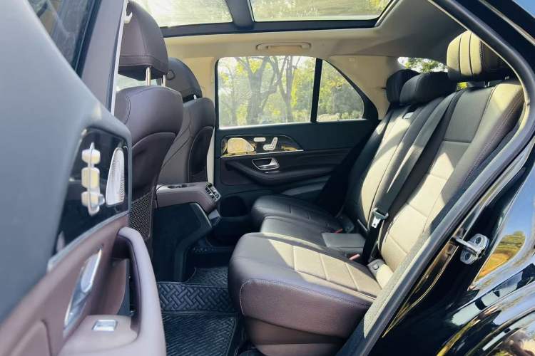 Used Mercedes-Benz GLE 2022 GLE 350 4MATIC Stylish Model Interior 3