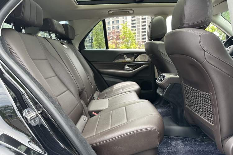 Used Mercedes-Benz GLE 2022 GLE 350 4MATIC Stylish Model Interior 9