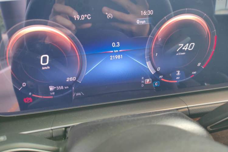 Used Mercedes-Benz GLE 2022 GLE 350 4MATIC Stylish Model Odometer Close Up