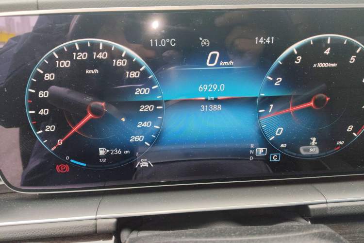 Used Mercedes-Benz GLE 2022 GLE 350 4MATIC Dynamic Edition Odometer Close Up