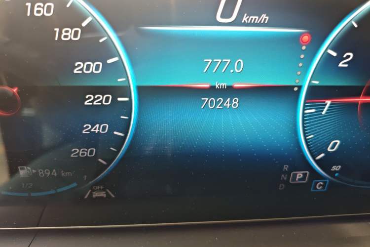 Used Mercedes-Benz GLE  Odometer Close Up