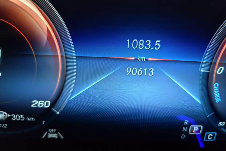 Used Mercedes-Benz GLE 2022 GLE 350 4MATIC Stylish Model Odometer Close Up