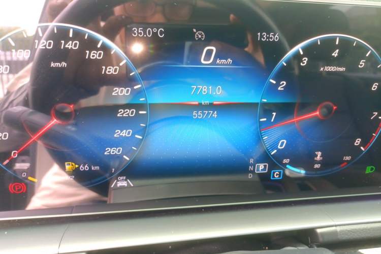 Used Mercedes-Benz GLE  Odometer Close Up