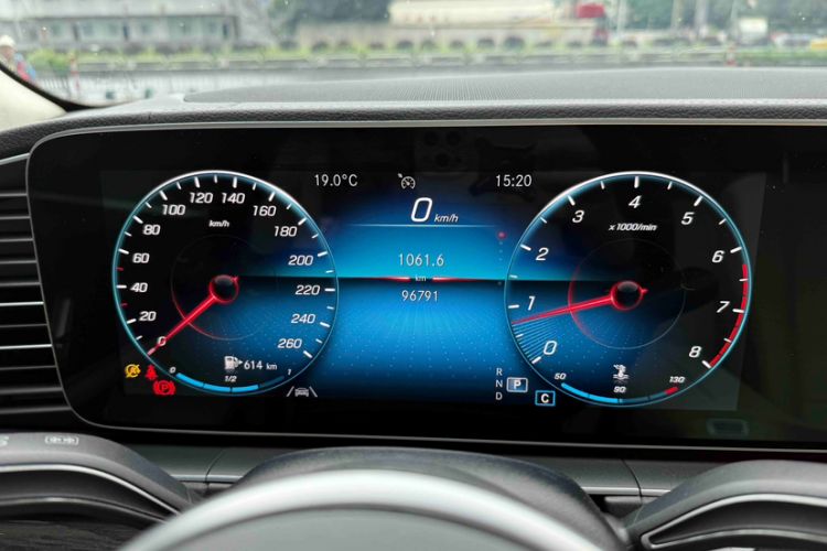 Used Mercedes-Benz GLE 2022 GLE 350 4MATIC Stylish Model Odometer Close Up