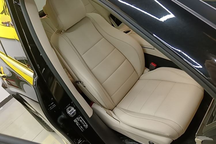 Used Mercedes-Benz GLE 2022 Facelifted GLE 350 4MATIC Fashion Edition Right Front Seat