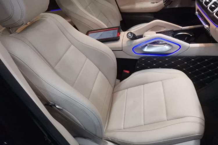Used Mercedes-Benz GLE 2022 Facelifted GLE 350 4MATIC Fashion Edition Right Front Seat