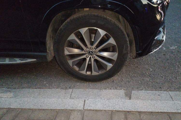 Used Mercedes-Benz GLE 2022 Facelifted GLE 350 4MATIC Fashion Edition Right Front Wheel Hub