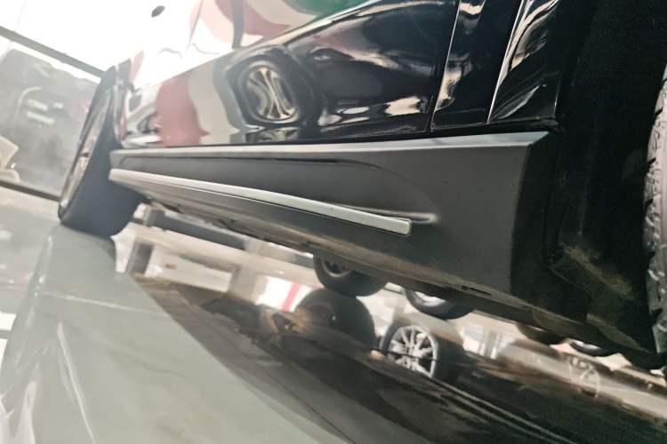 Used Mercedes-Benz GLE 2022 Refreshed GLE 450 4MATIC Stylish Edition Right Side Sill