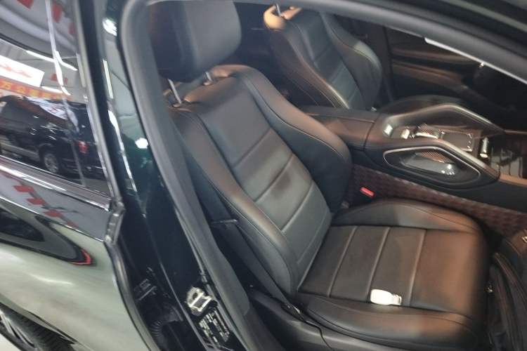 Used Mercedes-Benz GLE 2022 Refreshed GLE 350 4MATIC Coupe SUV Luxury Edition Right Front Seat