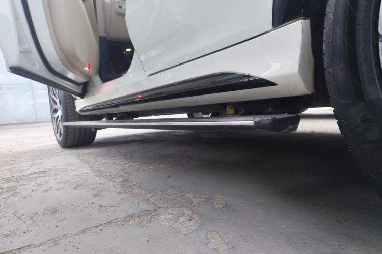 Used Mercedes-Benz GLE 2022 Refreshed GLE 350 4MATIC Coupe SUV Luxury Edition Left Side Sill
