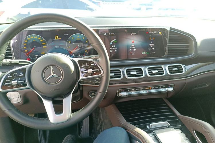 Used Mercedes-Benz GLE 2023 GLE 350 4MATIC Stylish Model Center Console