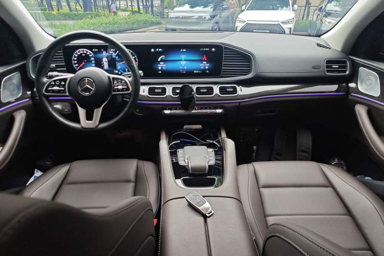 Used Mercedes-Benz GLE 2023 GLE 350 4MATIC Stylish Model Center Console