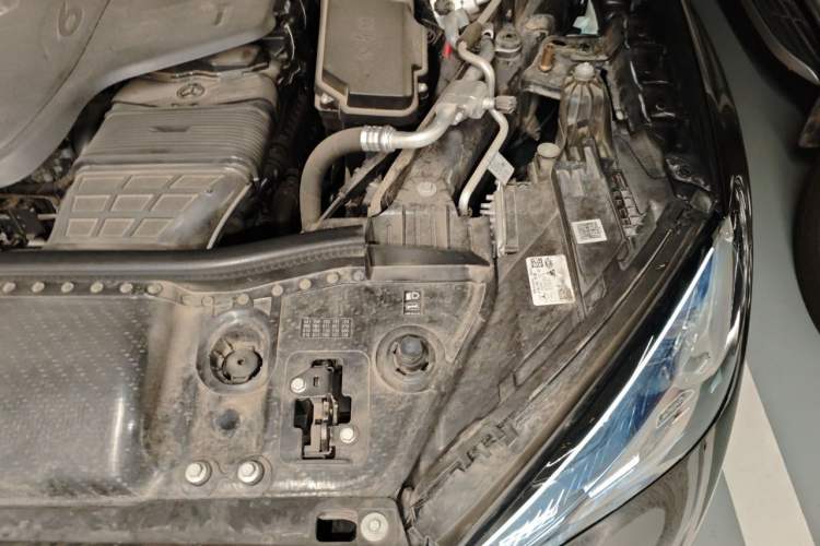 Used Mercedes-Benz GLE 2023 GLE 450 4MATIC Luxury Model Engine Bay Left