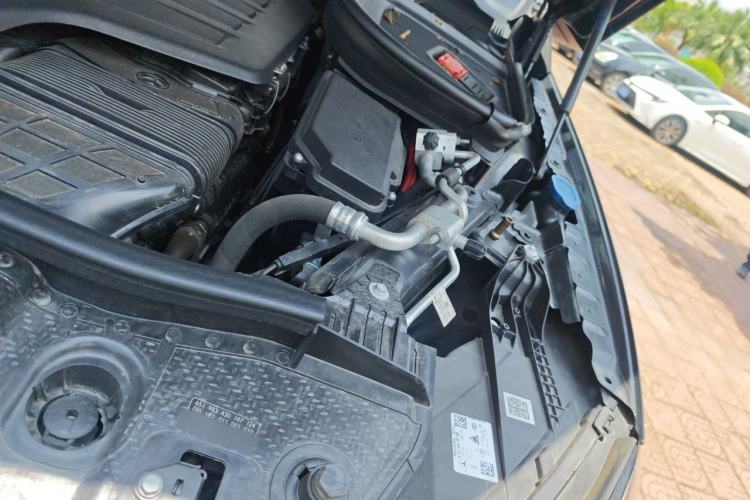 Used Mercedes-Benz GLE 2023 GLE 450 4MATIC Stylish Model Engine Bay Left