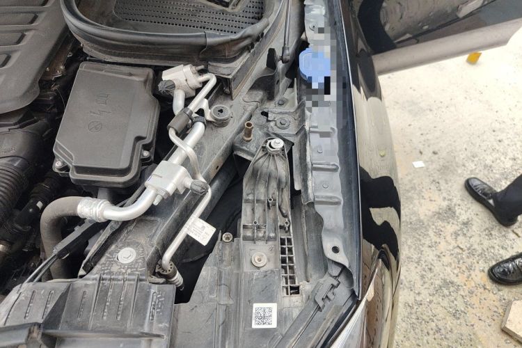 Used Mercedes-Benz GLE 2023 GLE 450 4MATIC Stylish Model Engine Bay Left