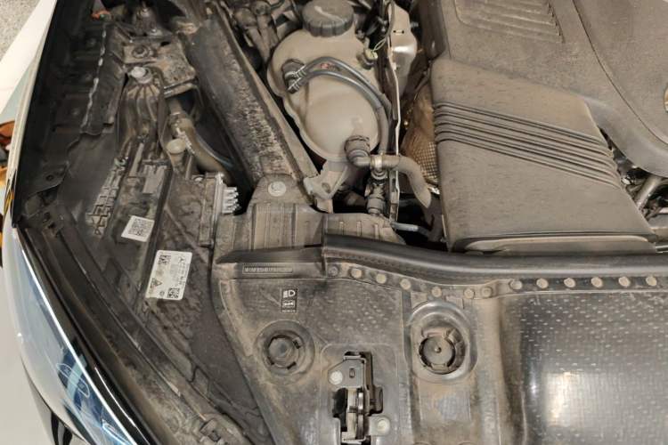Used Mercedes-Benz GLE 2023 GLE 450 4MATIC Luxury Model Engine Bay Right