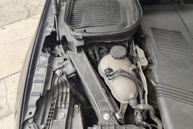 Used Mercedes-Benz GLE 2023 GLE 450 4MATIC Stylish Model Engine Bay Right