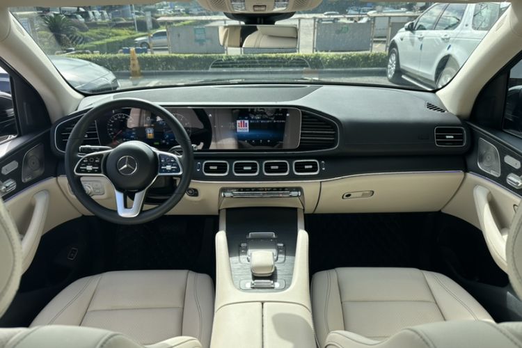 Used Mercedes-Benz GLE 2023 GLE 450 4MATIC Luxury Model Interior 1