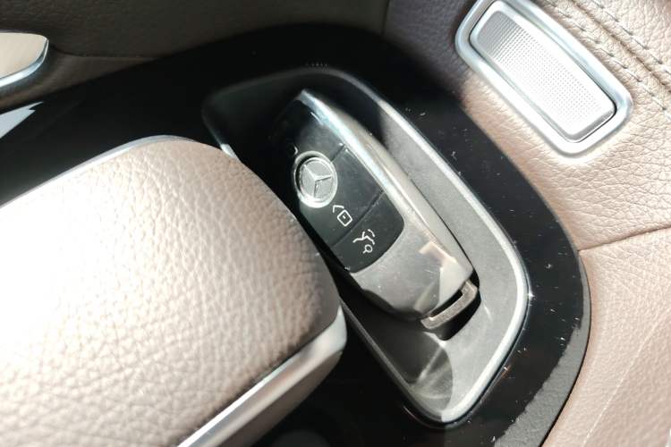 Used Mercedes-Benz GLE 2023 GLE 350 4MATIC Stylish Model Interior 1