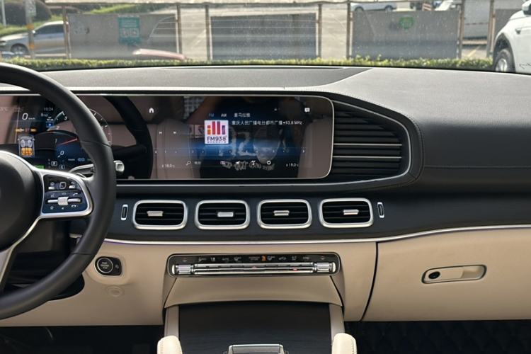 Used Mercedes-Benz GLE 2023 GLE 450 4MATIC Luxury Model Interior 2