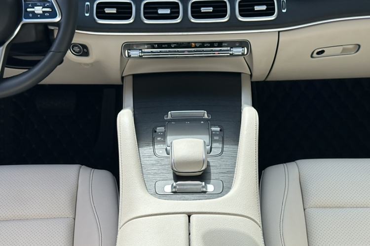 Used Mercedes-Benz GLE 2023 GLE 450 4MATIC Luxury Model Interior 3