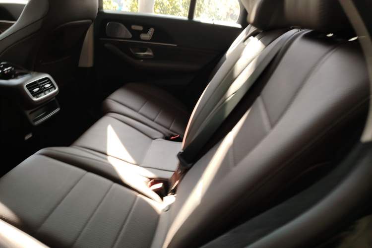 Used Mercedes-Benz GLE 2023 GLE 350 4MATIC Stylish Model Interior 4