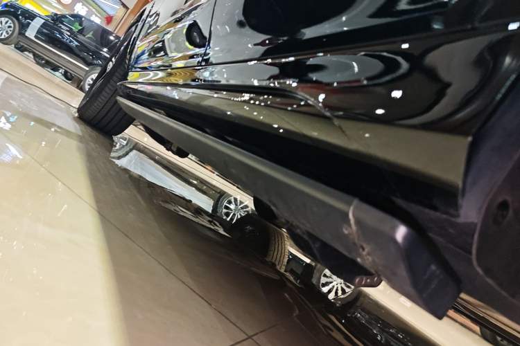Used Mercedes-Benz GLE 2023 GLE 350 4MATIC Stylish Model Left Side Sill