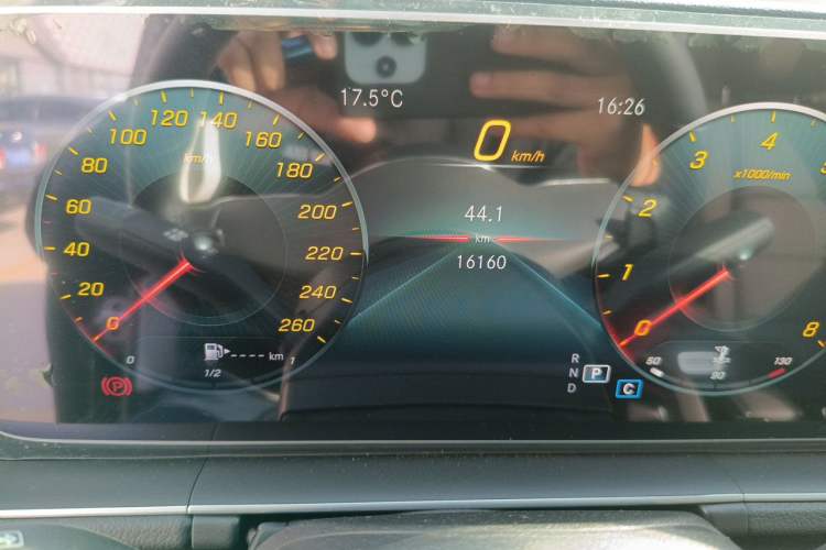 Used Mercedes-Benz GLE 2023 GLE 350 4MATIC Stylish Model Odometer Close Up