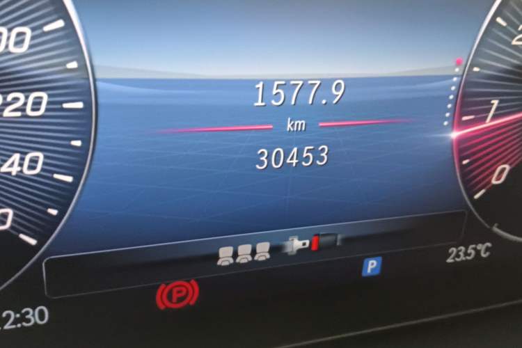 Used Mercedes-Benz GLE 2023 GLE 450 4MATIC AMG Line Odometer Close Up