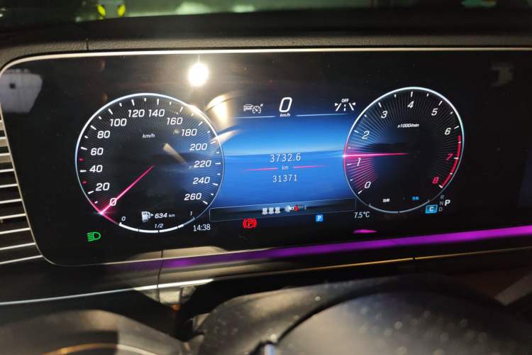 Used Mercedes-Benz GLE 2023 GLE 450 4MATIC Stylish Model Odometer Close Up