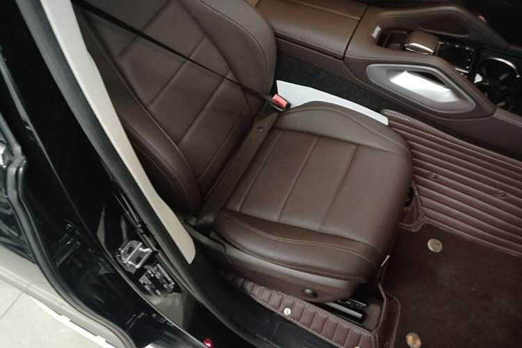 Used Mercedes-Benz GLE 2023 GLE 350 4MATIC Stylish Model Right Front Seat