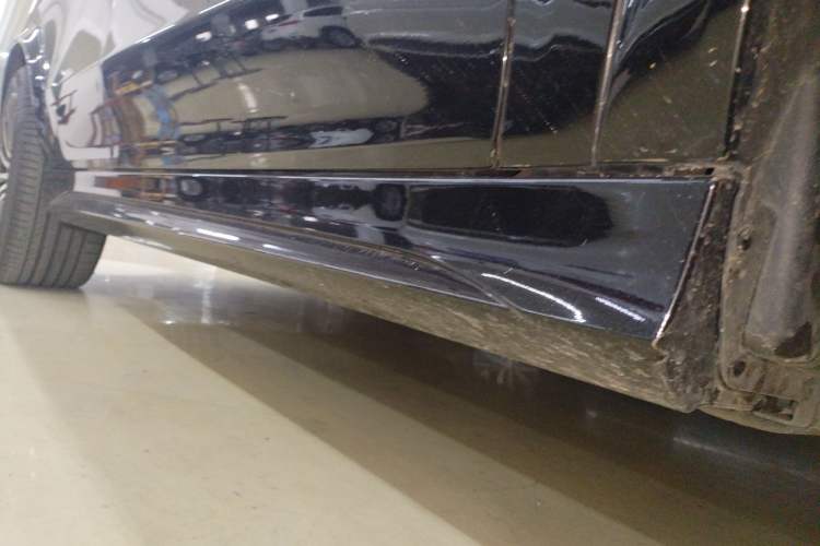 Used Mercedes-Benz GLE 2023 GLE 350 4MATIC Stylish Model Right Side Sill