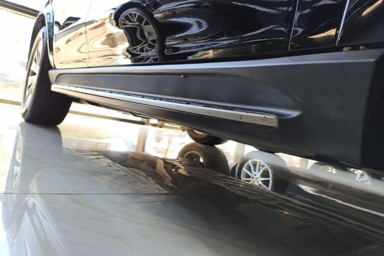 Used Mercedes-Benz GLE 2023 GLE 350 4MATIC Stylish Model Right Side Sill