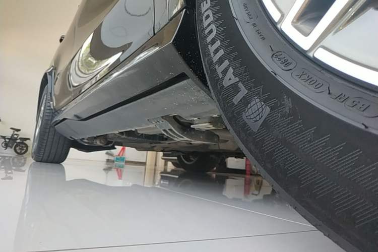 Used Mercedes-Benz GLE 2023 GLE 450 4MATIC Stylish Model Right Side Sill
