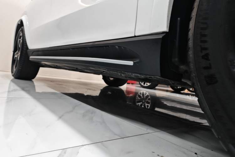 Used Mercedes-Benz GLE 2023 GLE 350 4MATIC Stylish Model Right Side Sill