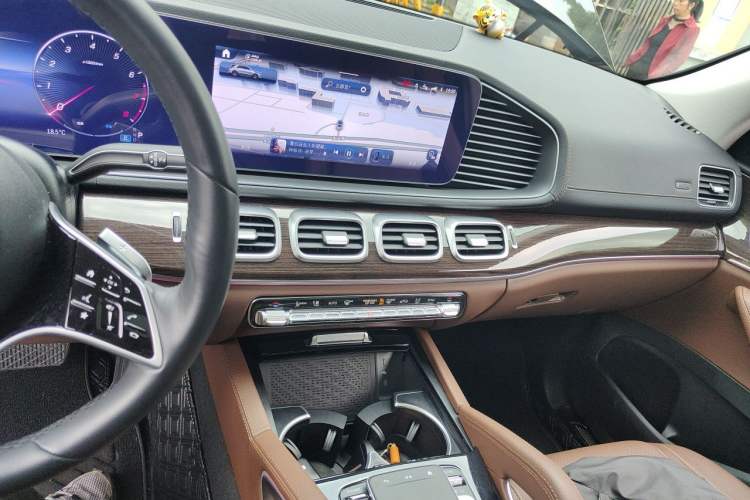 Used Mercedes-Benz GLE 2024 Refreshed GLE 350 4MATIC Stylish Edition Audio And AC Panel