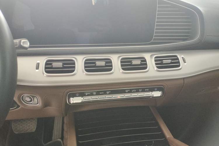 Used Mercedes-Benz GLE 2024 GLE 350 4MATIC Dynamic Edition Audio And AC Panel