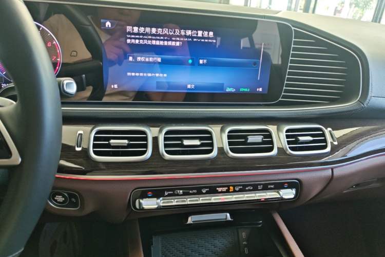 Used Mercedes-Benz GLE 2024 Refreshed GLE 350 4MATIC Stylish Edition Audio And AC Panel