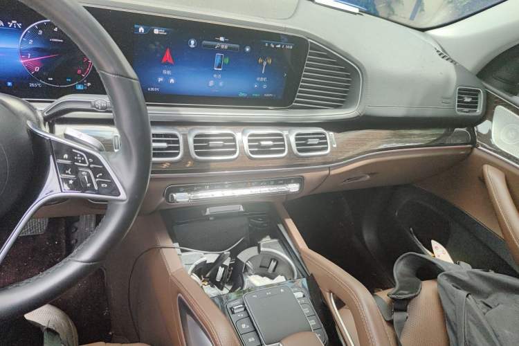 Used Mercedes-Benz GLE 2024 Refreshed GLE 350 4MATIC Stylish Edition Audio And AC Panel