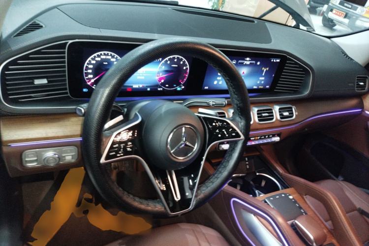 Used Mercedes-Benz GLE 2024 GLE 450 4MATIC Stylish Model Center Console